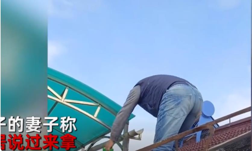 封控10天一居民断粮 男子爬屋顶给其送粮