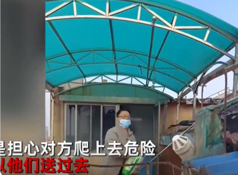 封控10天一居民断粮 男子爬屋顶给其送粮