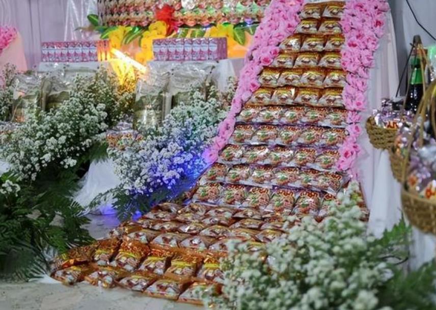 老人去世子女用900桶泡面布置灵堂,称谨遵老人遗愿,结局太暖人心