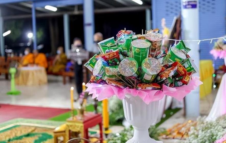 老人去世子女用900桶泡面布置灵堂,称谨遵老人遗愿,结局太暖人心