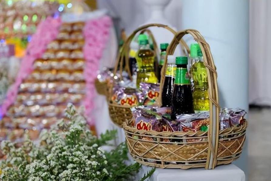 老人去世子女用900桶泡面布置灵堂,称谨遵老人遗愿,结局太暖人心