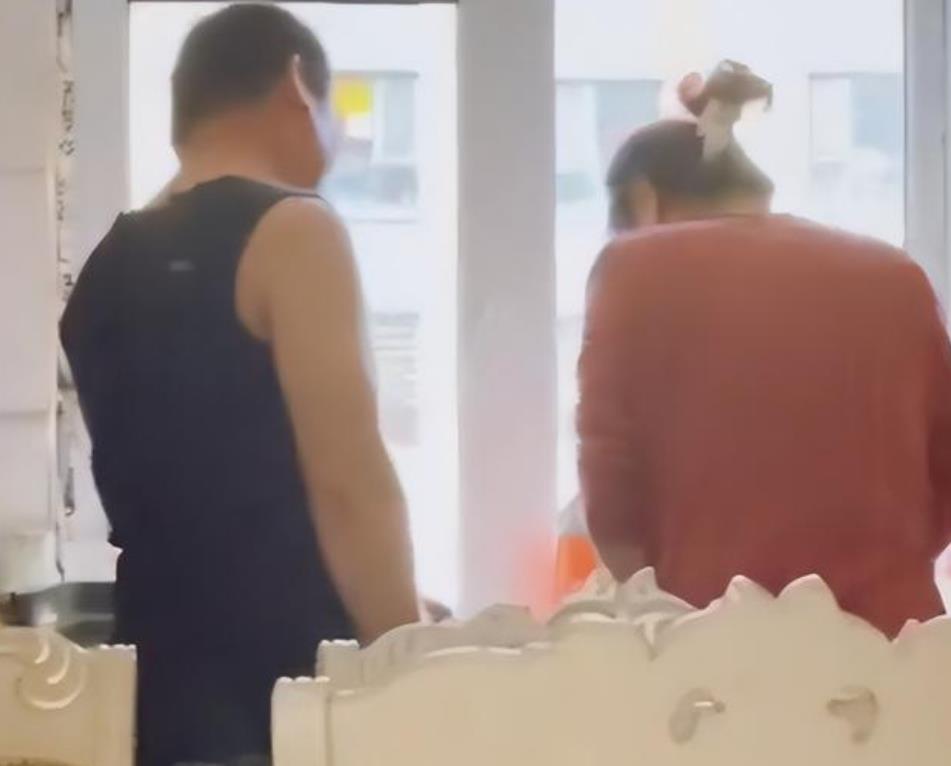 女生居家隔离,撞见爸爸在沙发上亲吻妈妈,爸爸一句话网友称太会了