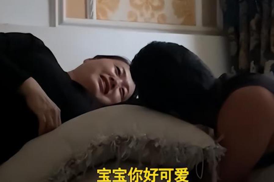 女生居家隔离,撞见爸爸在沙发上亲吻妈妈,爸爸一句话网友称太会了