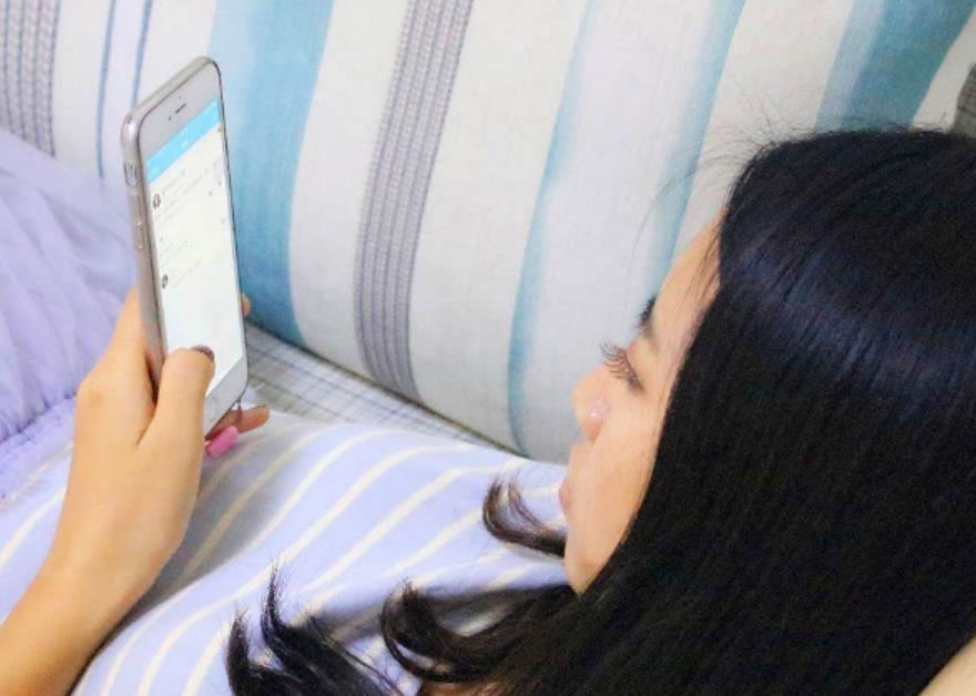 睡前总爱玩手机的人,用不了多久,就会有这4个“毛病”