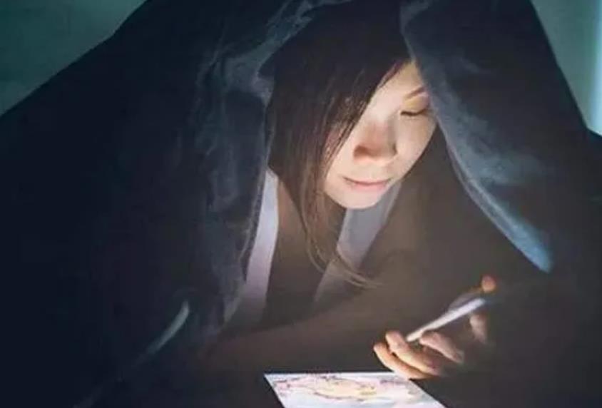 睡前总爱玩手机的人,用不了多久,就会有这4个“毛病”