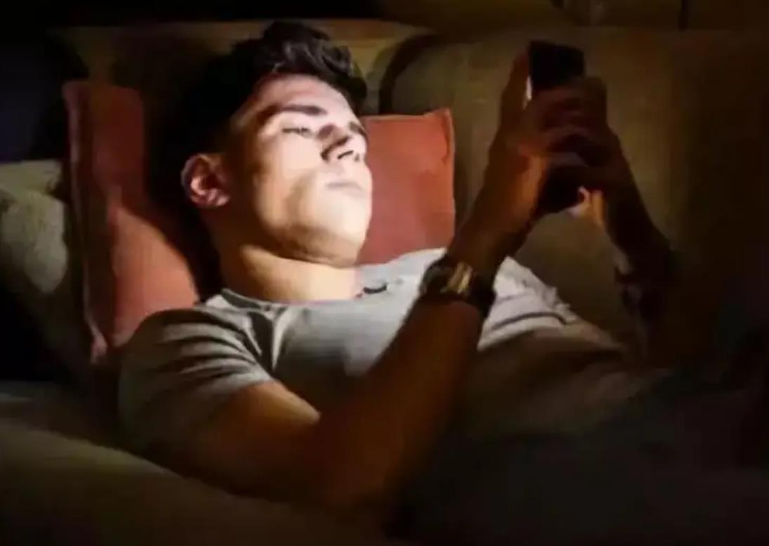 睡前总爱玩手机的人,用不了多久,就会有这4个“毛病”