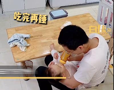 爸爸咆哮式给妹妹喂奶被4岁姐姐批评