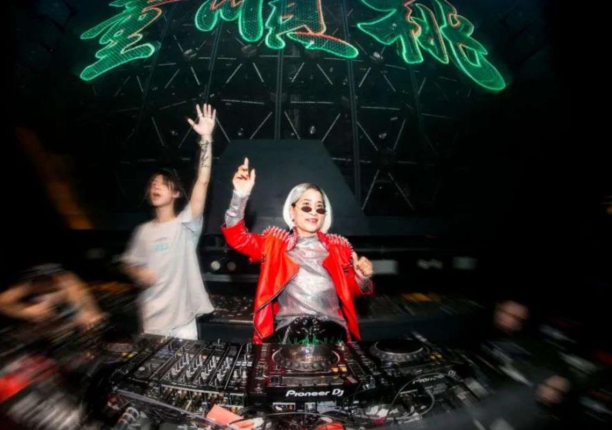 奶奶卖臭豆腐37年 66岁当起夜店DJ