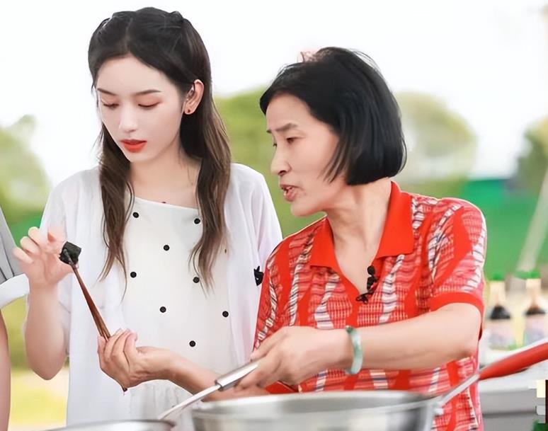 奶奶卖臭豆腐37年 66岁当起夜店DJ