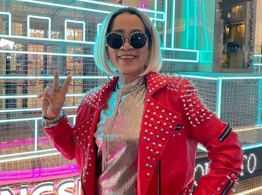 奶奶卖臭豆腐37年 66岁当起夜店DJ