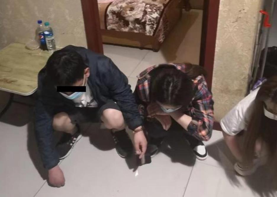 夫妻开店卖辣鸭头,后院在招嫖!组织严密,民警佯装嫖客上门,当场抓获6人!