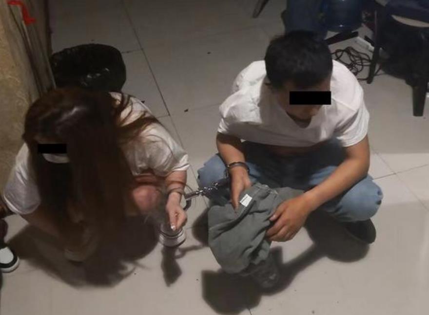 夫妻开店卖辣鸭头,后院在招嫖!组织严密,民警佯装嫖客上门,当场抓获6人!