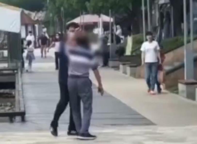 大爷偷摄女生裙底被抓包:先嚣张 后哀求