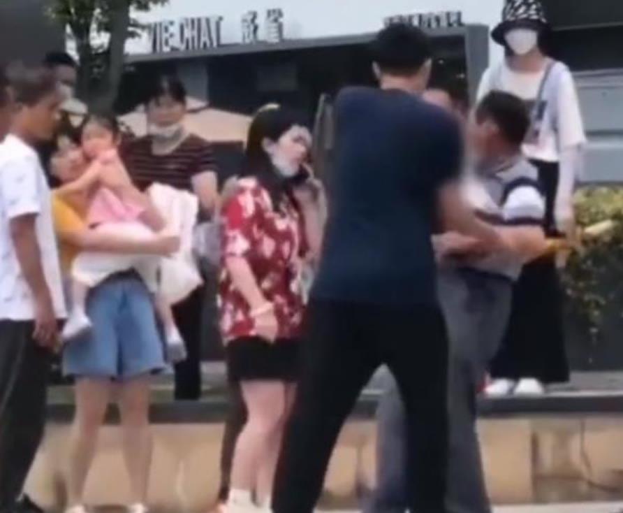 大爷偷摄女生裙底被抓包:先嚣张 后哀求