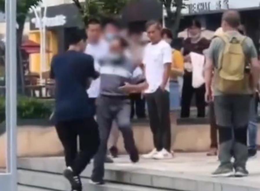 大爷偷摄女生裙底被抓包:先嚣张 后哀求