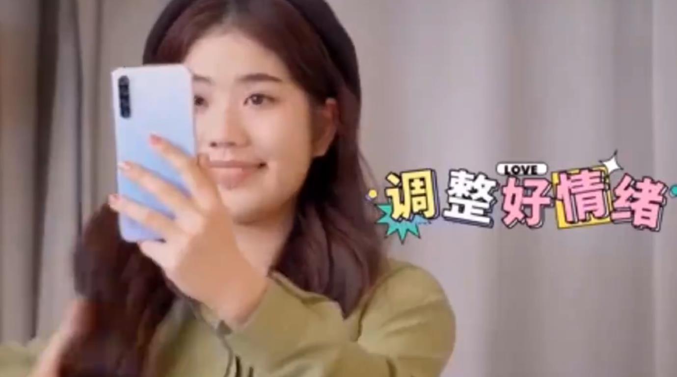 女生第一次和心动男生视频急哭了