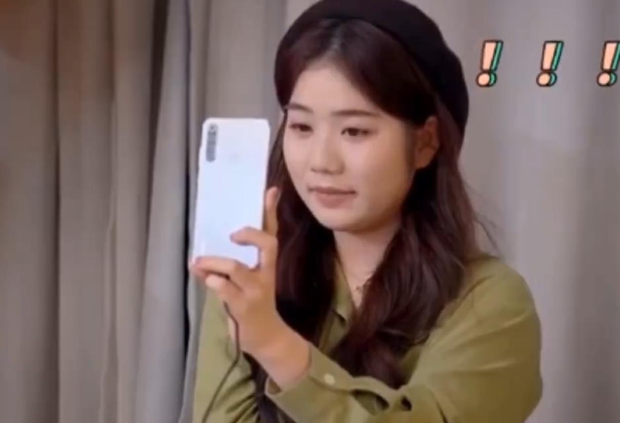 女生第一次和心动男生视频急哭了