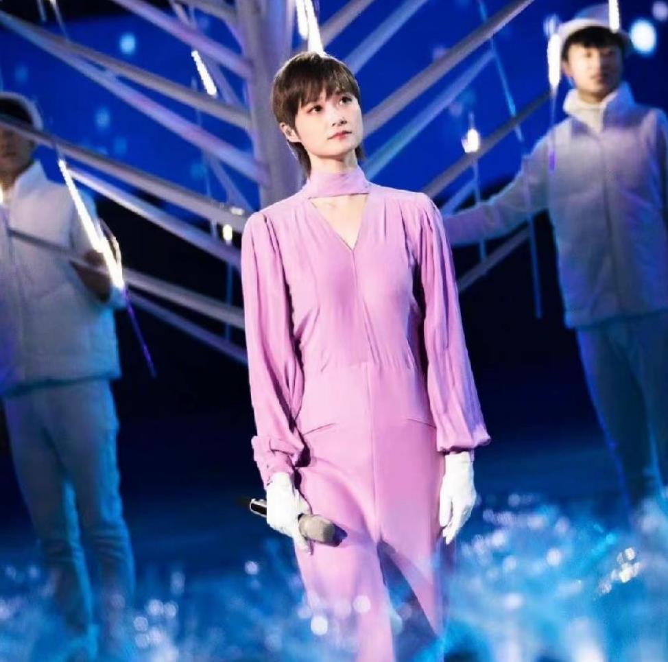 李宇春告别假小子打扮,穿西装把衬衫当裙子穿,双腿修长有女人味 李宇春告别假小子打扮,穿西装把衬衫当裙子穿,双腿修长有女人味