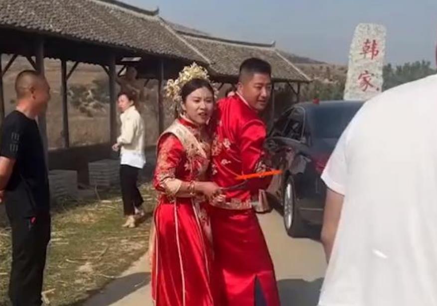 新郎下车遇朋友婚闹 新娘霸气护夫