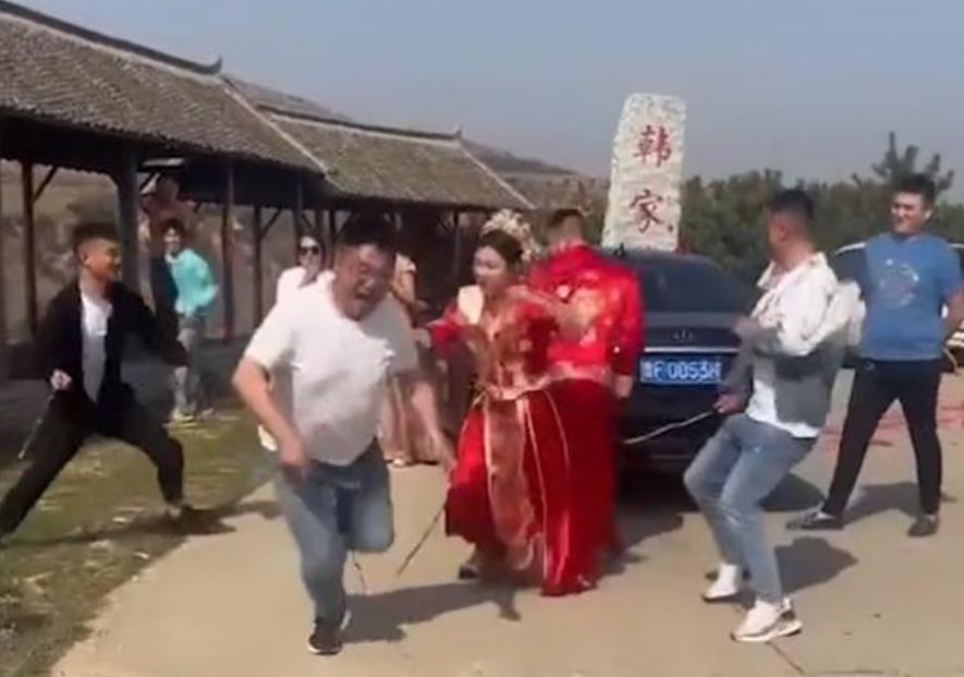 新郎下车遇朋友婚闹 新娘霸气护夫