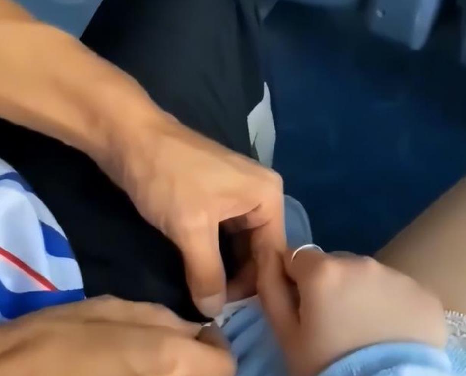 河南小姐姐穿丝边短裙坐公交,下一秒被邻座大哥裤扣勾住:缘分到了