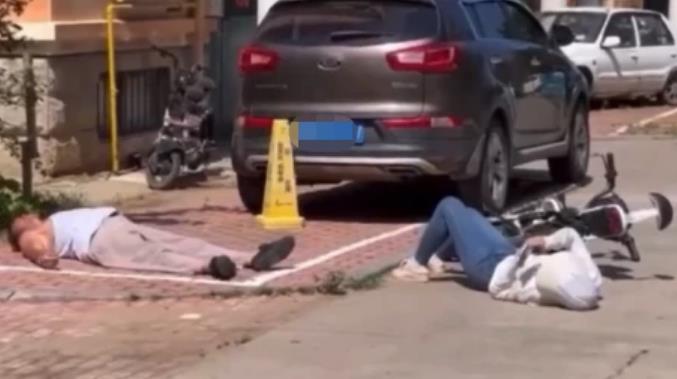 女子骑车蹭到大爷 高温下均躺地不起 有网友评论:谁先起来谁赔钱 女子骑车蹭到大爷 高温下均躺地不起 有网友评论:谁先起来谁赔钱