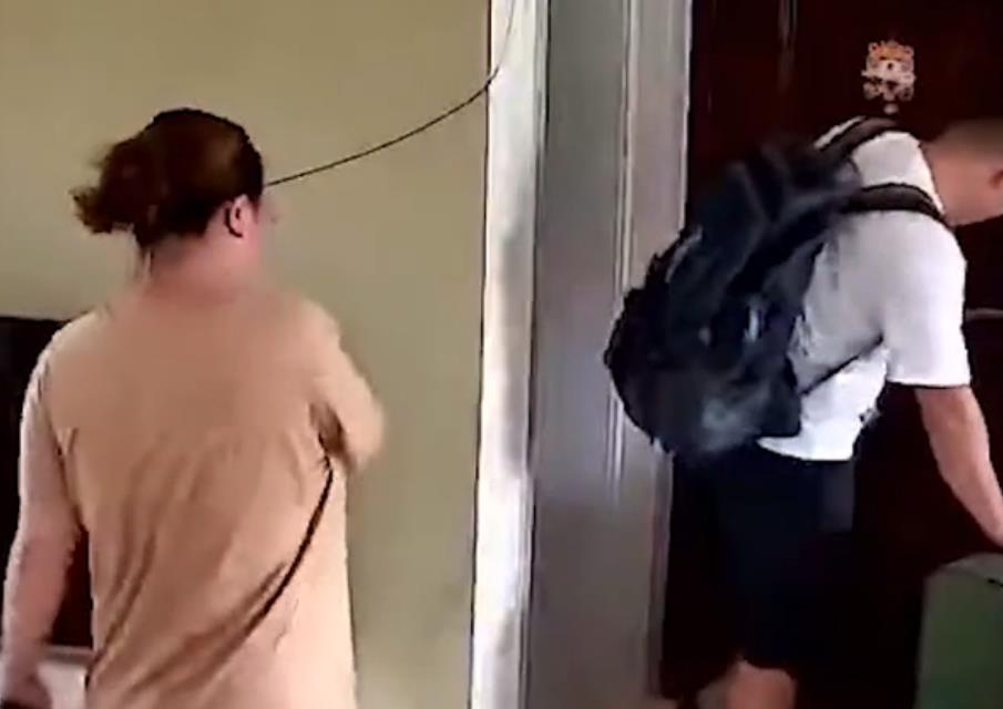 女子送海员老公离家后偷抹眼泪