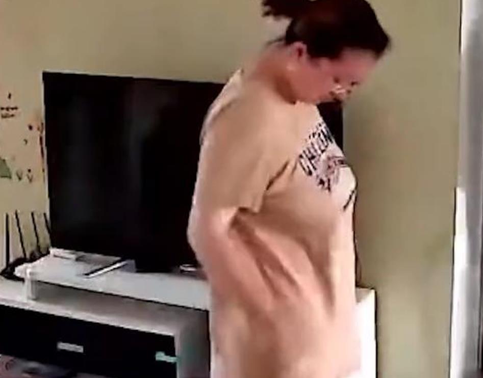 女子送海员老公离家后偷抹眼泪