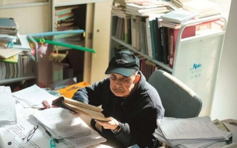 98岁“扫地僧”每天坐公交上班9小时