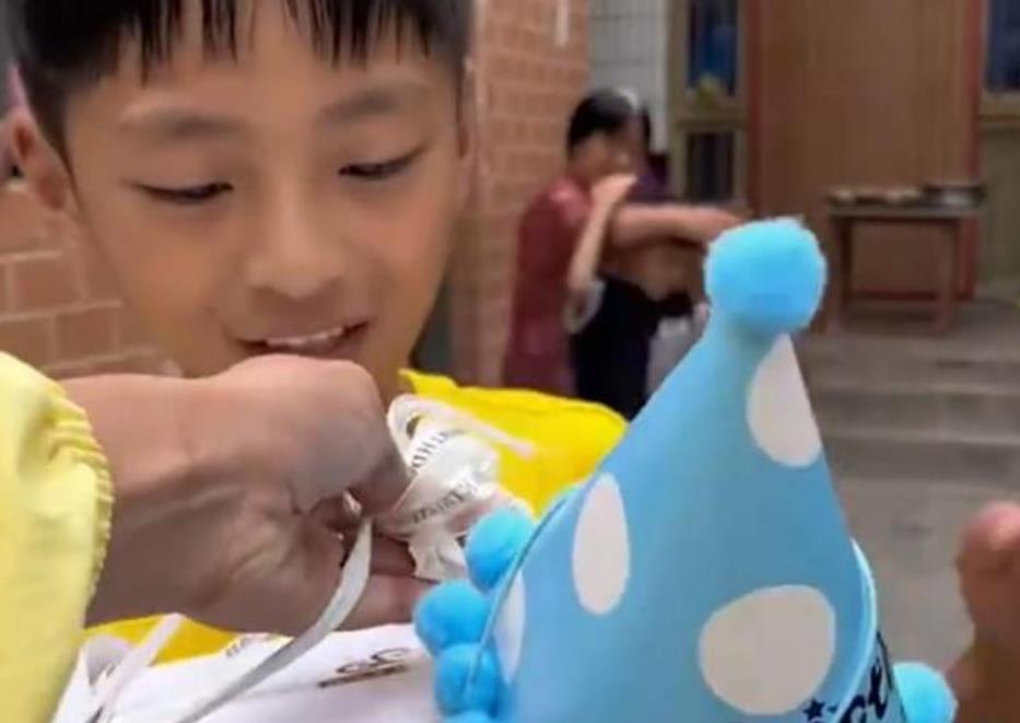 女子来前夫家为继子过生日,怕闲话没进门扭头离开,孩子反应心碎了