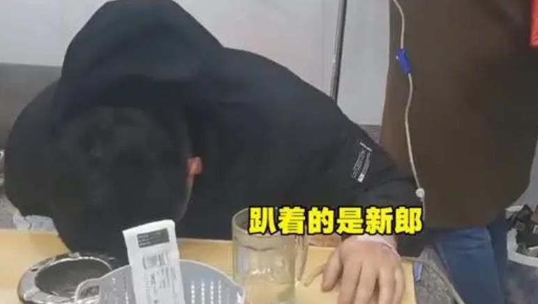 护士新娘刚给新郎打完针,不料扭头发现嫂子也醉倒:结婚还要加班