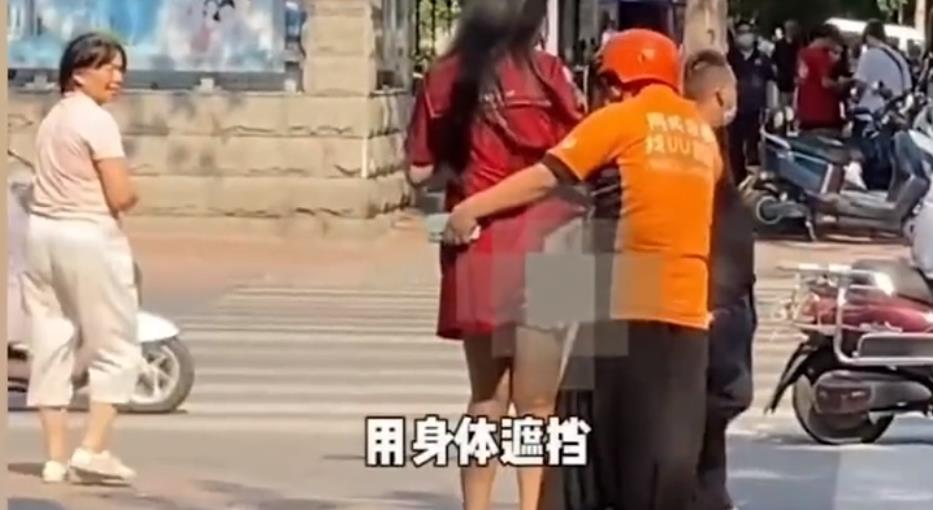 女子穿裙子上街不慎走光,女跑腿甩下车子上前遮挡,网友议论纷纷