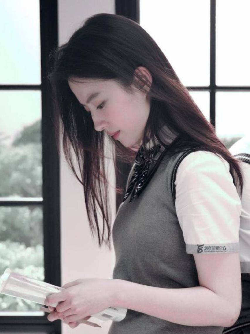 刘亦菲穿校服旧照 清纯让人心动