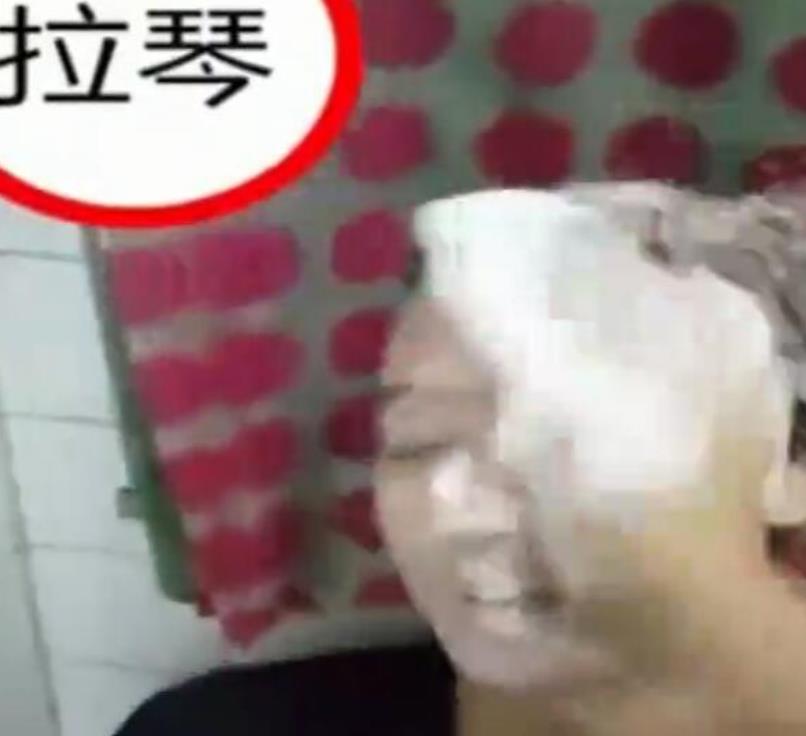 Q男子帮妻子吹头发,却往妻子头上倒洗发水,遭到了妻子的报复