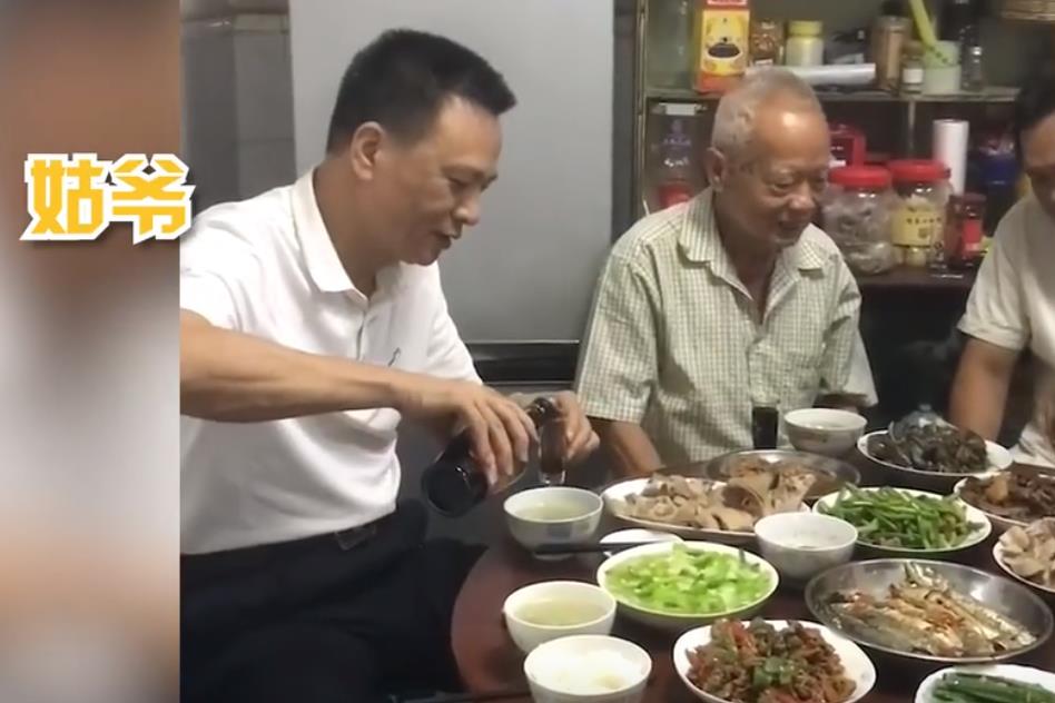 前妻去世20年 男子与现妻赡养前岳父岳母 网友点赞