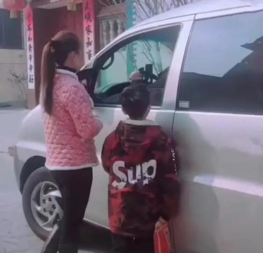 女子进厂两天被人加微信,老公吓坏提行李领回家:穷死不用你打工 女子进厂两天被人加微信,老公吓坏提行李领回家:穷死不用你打工