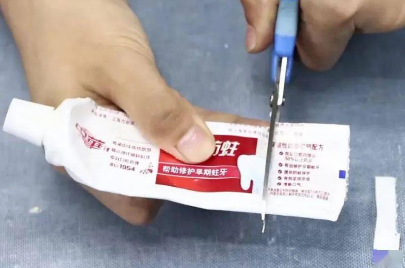 牙膏皮不要扔,剪一刀放在厨房,一年能省几百块,家家户户用得到 牙膏皮不要扔,剪一刀放在厨房,一年能省几百块,家家户户用得到
