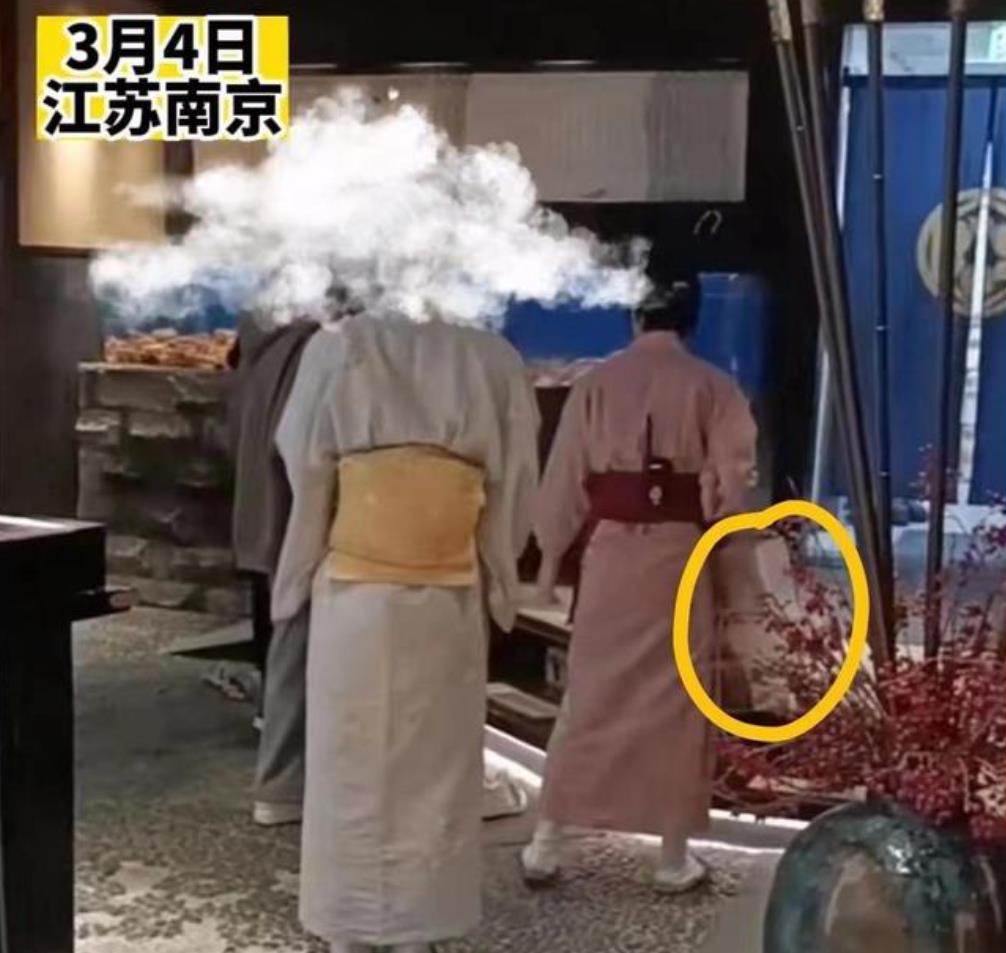 女生带闺蜜和男生约会,进1498元一位日料店,男生在门口犹豫进不是不进