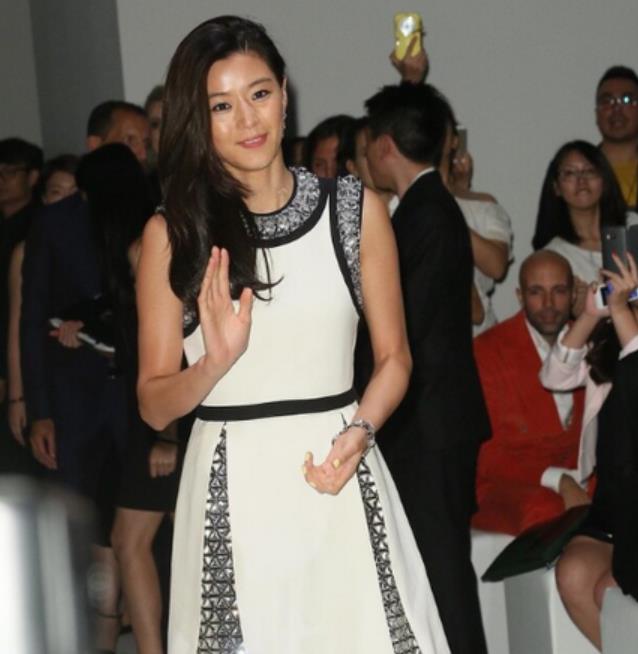 上了年纪的女性尽量少扮嫩,衣服不穿这3种,减龄又时尚还显气质