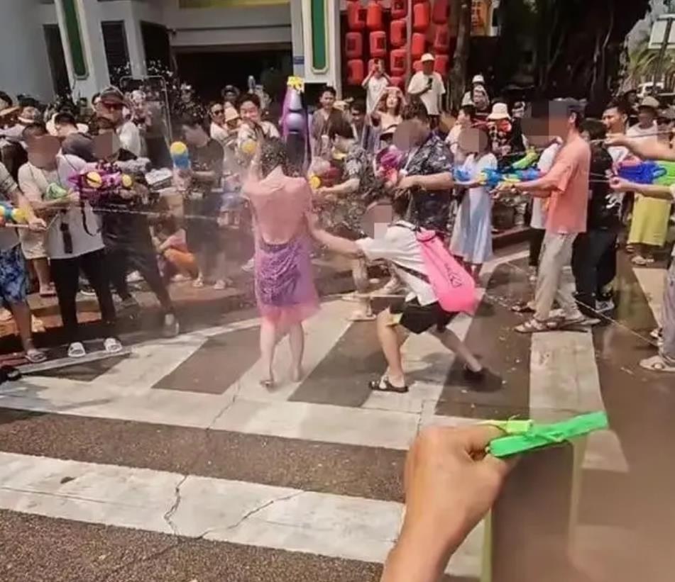 泼水节被撕雨衣女生发声:当天生理期很害怕,希望大家注意边界感