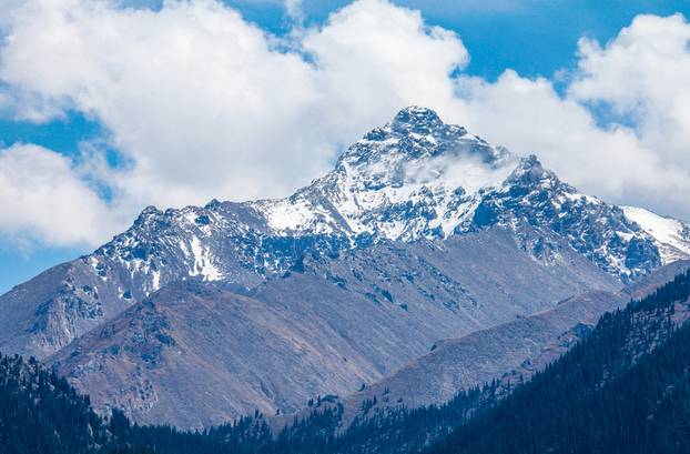 为什么离地面越高空气越稀薄 为什么离地面越高空气越稀薄