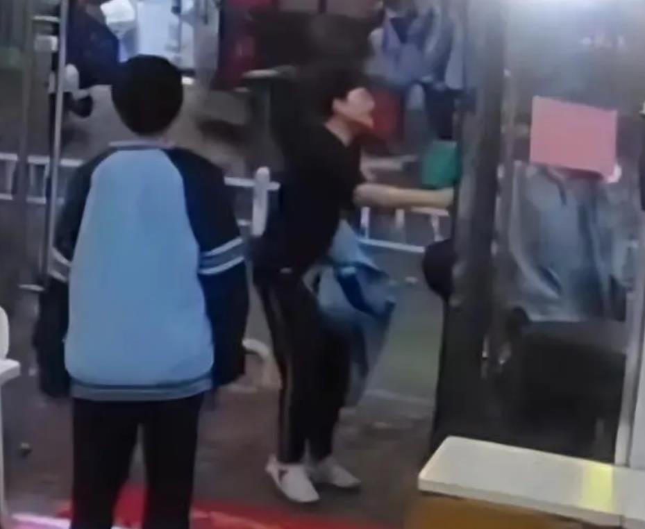 女老师饭店吃饭偶遇学生,刚要打招呼学生扭头就跑,下一秒爆笑