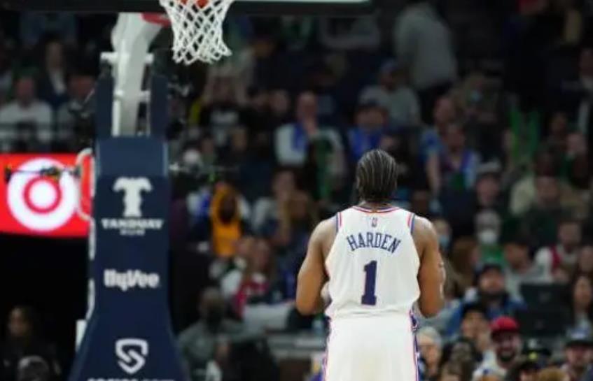 哈登连得12分状态太燃 撤步三分接连得手 血帽布罗格登霸气侧漏 哈登连得12分状态太燃 撤步三分接连得手 血帽布罗格登霸气侧漏