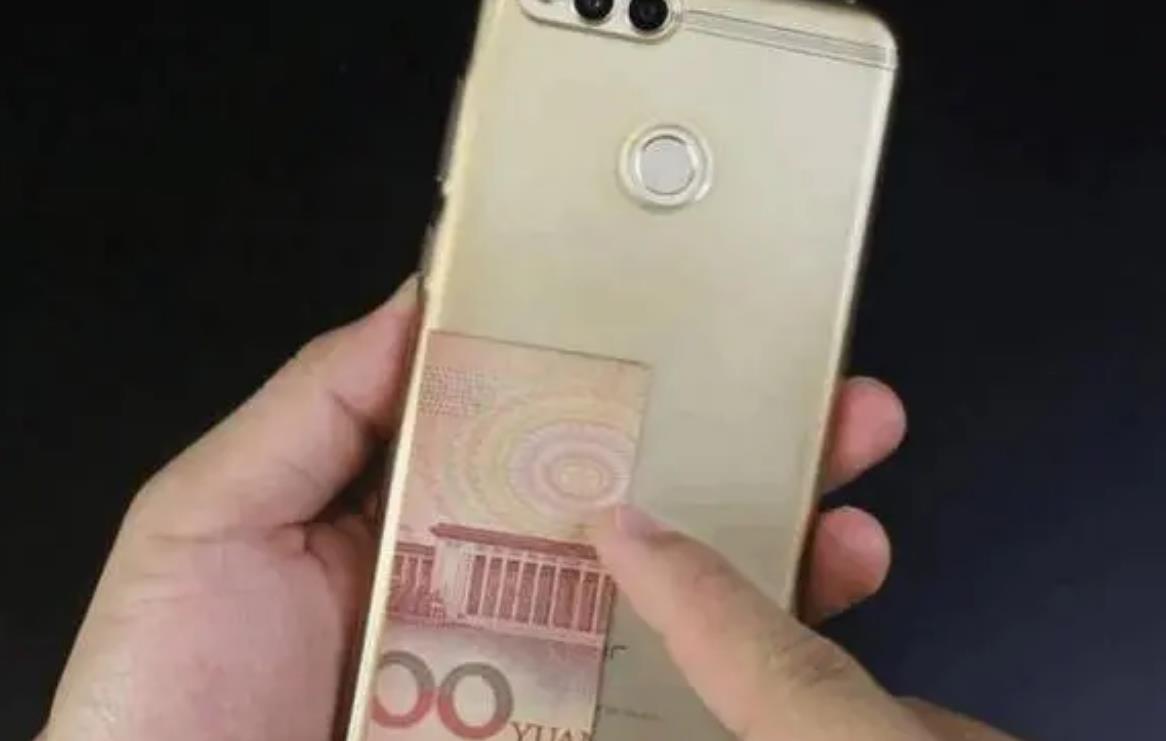 出门一定要在手机壳里夹钱,真是太实用了,看完我也放几张! 出门一定要在手机壳里夹钱,真是太实用了,看完我也放几张!