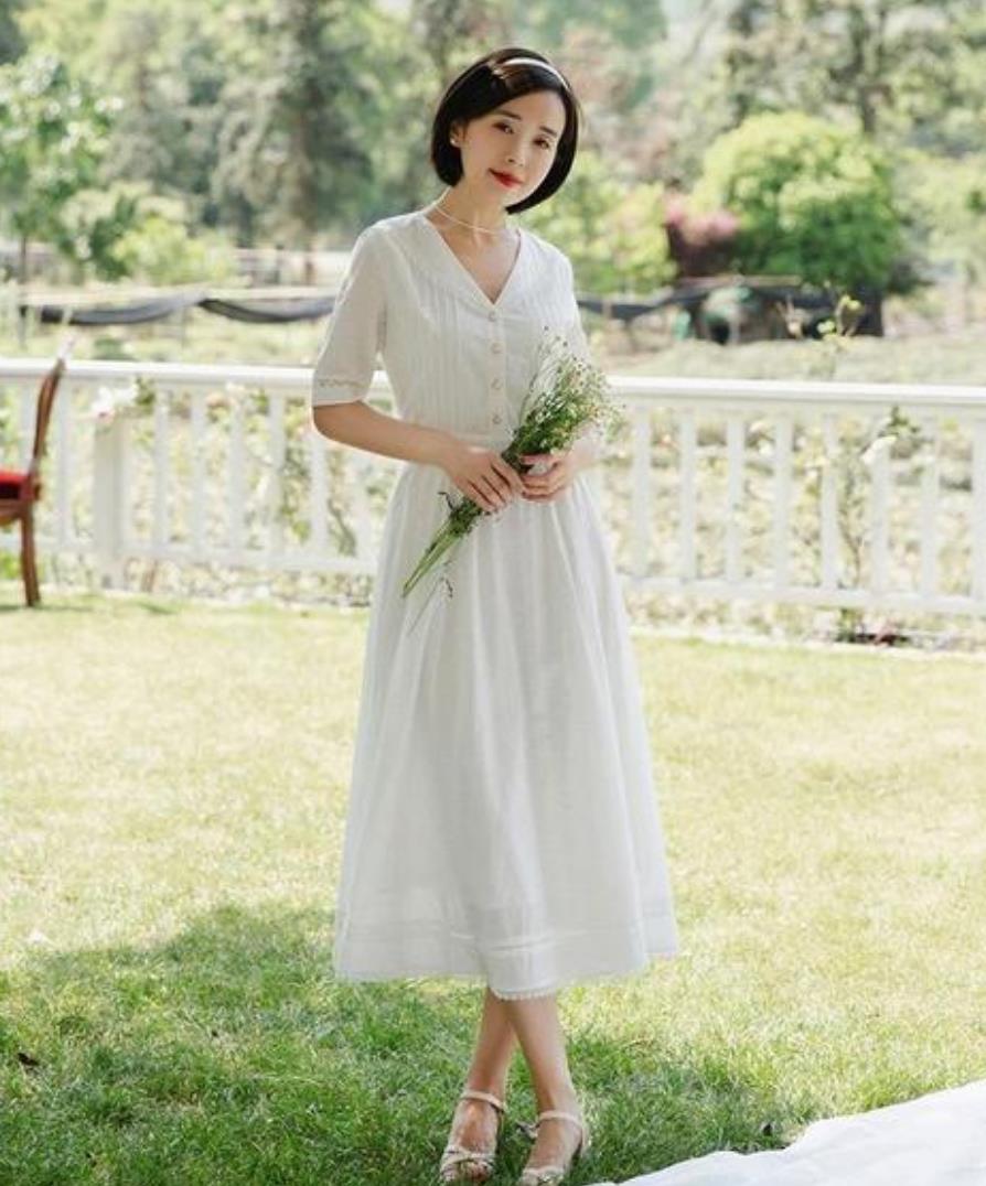 建议中年女性少故意扮嫩,试着这样穿,大方又知性,想不漂亮都难 建议中年女性少故意扮嫩,试着这样穿,大方又知性,想不漂亮都难