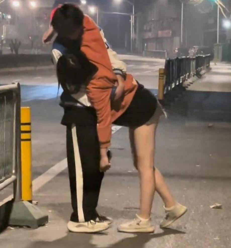 深夜里醉酒女子被男人拖走, 满脸窃喜藏不住, 网友: 这是高端猎手 深夜里醉酒女子被男人拖走, 满脸窃喜藏不住, 网友: 这是高端猎手