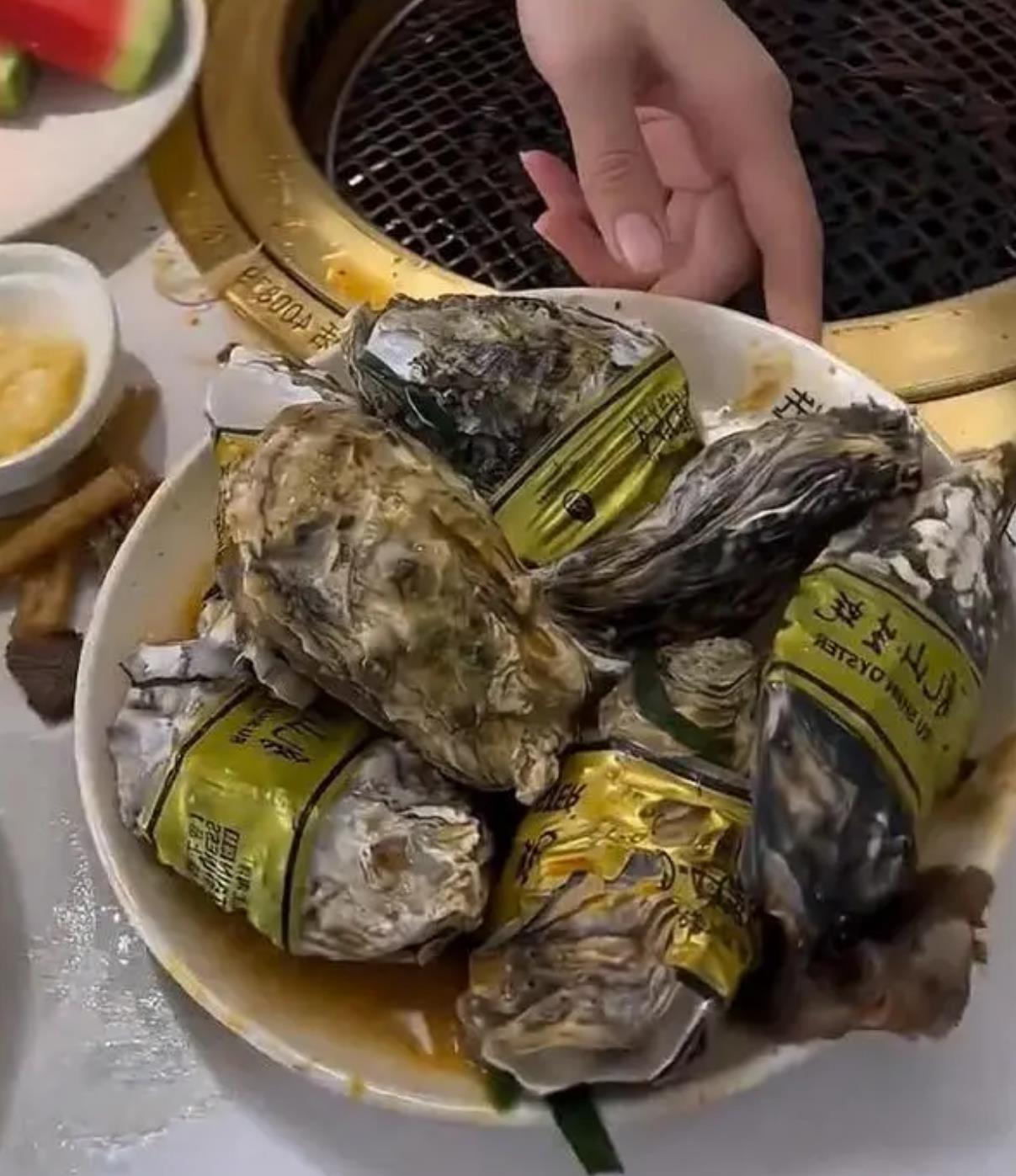 女生疯狂给男友夹生蚝,男友吃到手抖直犯愁忍不住求饶:求放过!