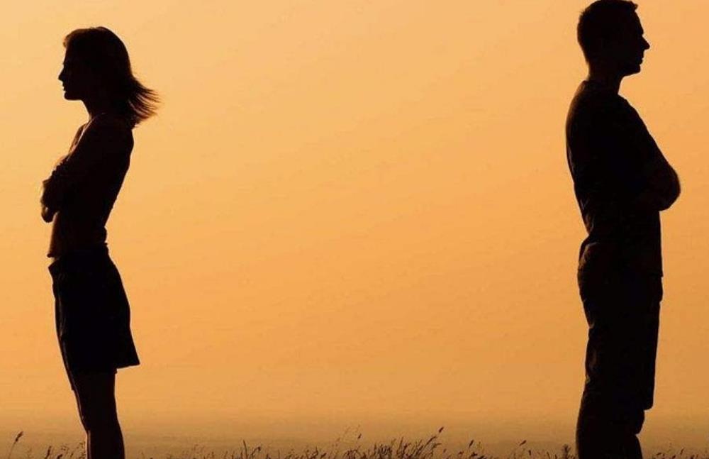 夫妻俩离婚一年,前妻太想念前夫,偷偷跑来看望还被前夫嫌弃 夫妻俩离婚一年,前妻太想念前夫,偷偷跑来看望还被前夫嫌弃