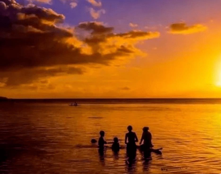 72岁大爷哭诉:手握80万存款养老,晚年却依旧过得很惨,悔不当初