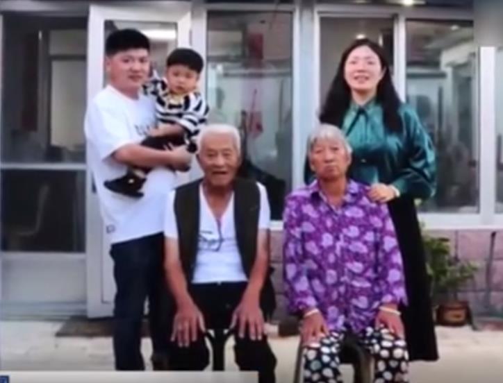 女子帮8旬大爷认路5年后收到其长孙婚礼请柬